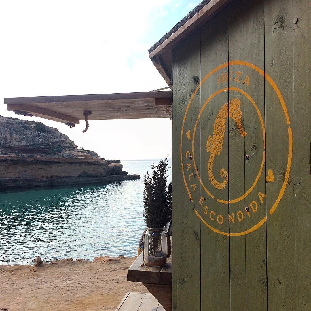 Our chiringuito recommendation today: Cala Escondida 👍 #chiringuito #beachbar #ibiza #calaescondida #westcoast #bar #instafood #drinks #chillout #ocean #goodplace #like4like  #pic #baleares #islasbaleares #ibiza2017 #yellow #green #seaview #ibizadiary, Chiringuito Cala Escondida Ibiza