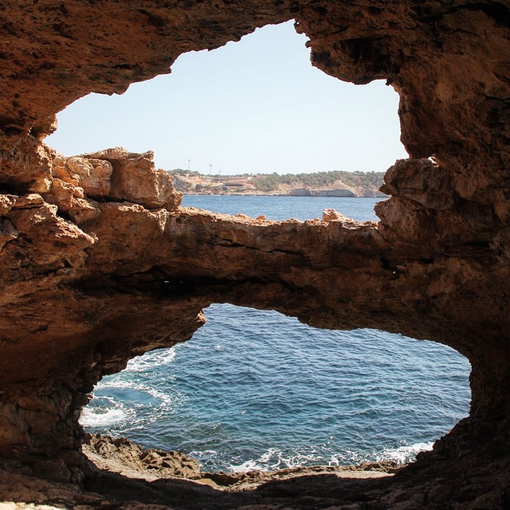 Enjoy your weekend and take the chance to discover some of the super special and secret places, the beautiful island is offering! 🌞 #weekend #findesemana #sabado #ibiza 📸 #instahike #instaplace #instatravel #😎 #ibizalovers #ibizasecretplace #doublegap #cave #cova #seaview #ibiza19 #ibizadiary, Cala Xarraca