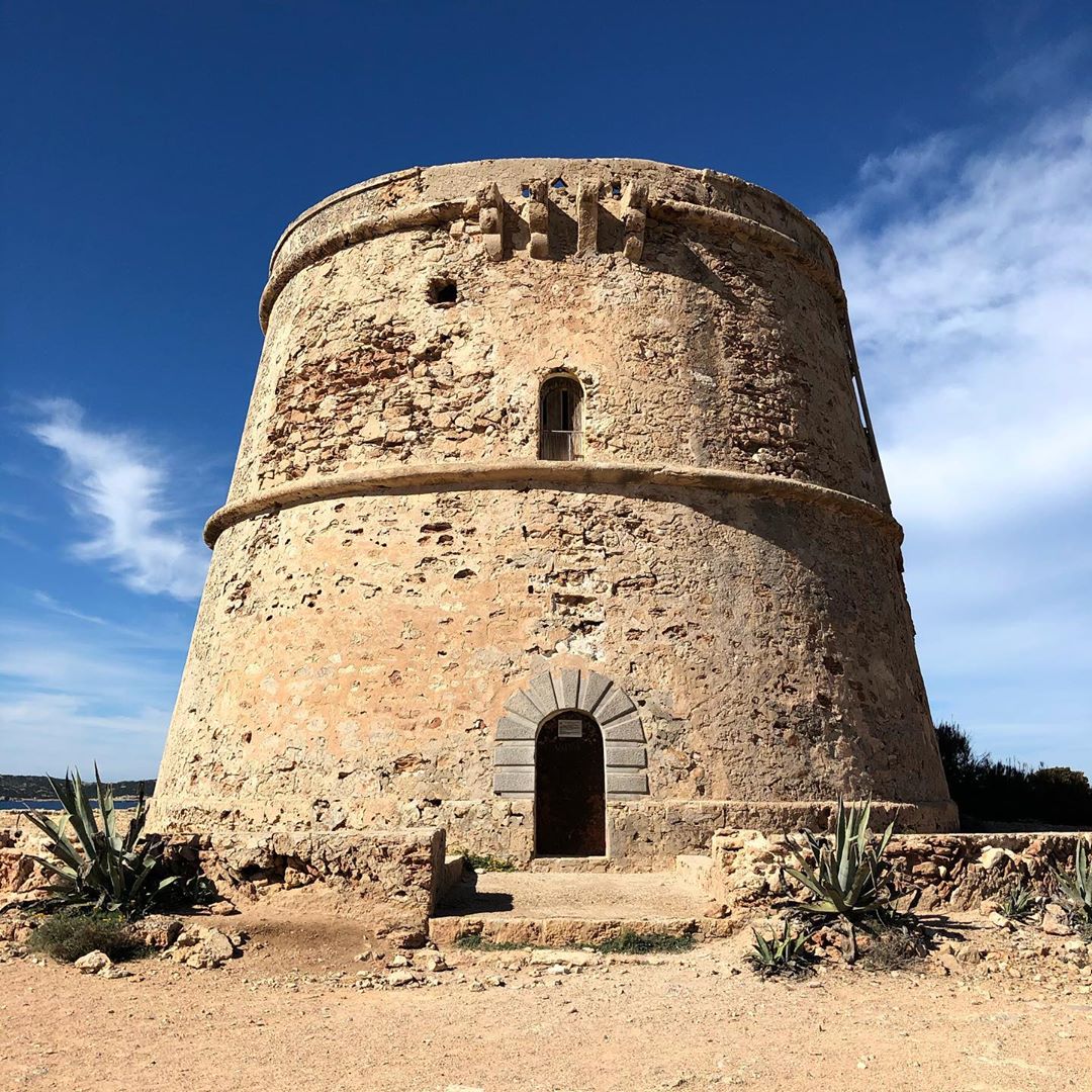 Finally we made it to Torre d‘en Rovira, the most western torre of Ibiza 👍🏻 Only a quick walk from Cala Comte to this nice building! #torre #torresbaleares #ibiza #ibiza #ibizawinter #sky #calacomte #westcoast #ibizablogger #ibizalovers #igersibiza @ibiza_fotoss #ibizafotoss #ibizadiary, Cala Comte